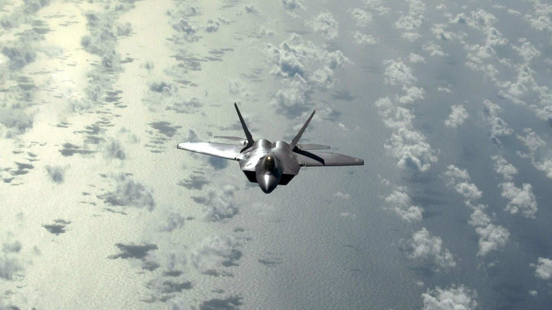 比赛前教练组反复推演战术确保每位球员明确角色与站位,比赛前教练在排兵布阵时的想法是